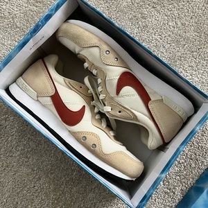 Nike Venture Runner ‘Coconut Milk’ Women Size 8